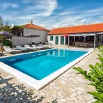 Peaceful Dream Near Split With Heated Pool Villa