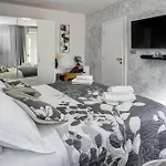 Peaceful Dream Near Split With Heated Pool Villa *