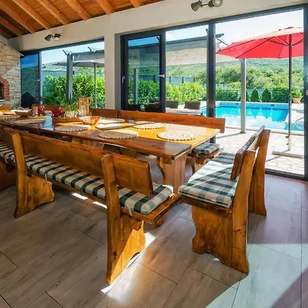 Peaceful Dream Near Split With Heated Pool