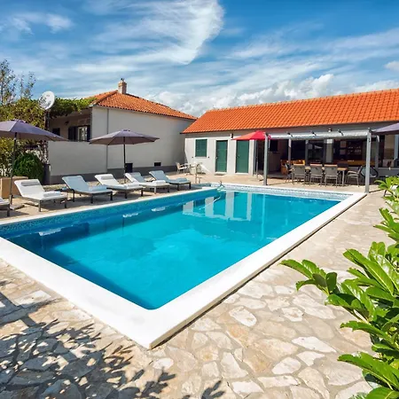 Peaceful Dream Near Split With Heated Pool 빌라