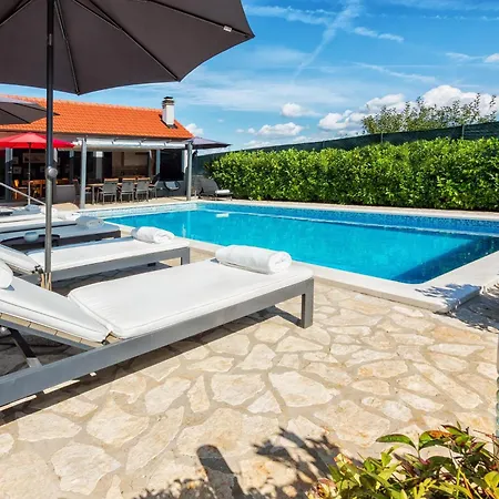 Peaceful Dream Near Split With Heated Pool