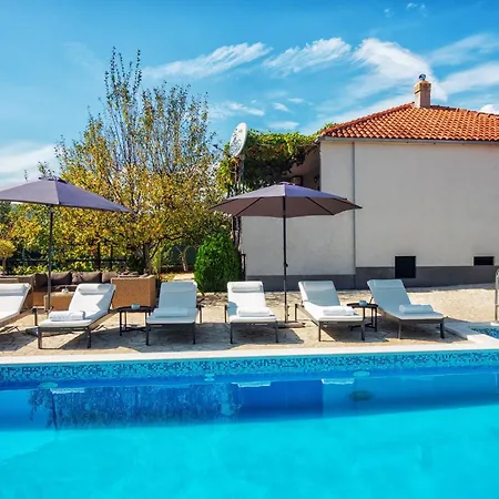 Peaceful Dream Near Split With Heated Pool